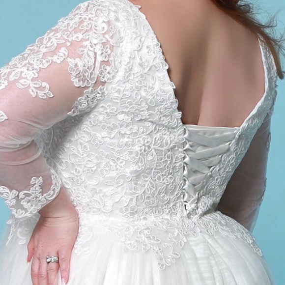 Sydney's Closet 3/4 sleeve Bridal Gown - Picture 4 of 6